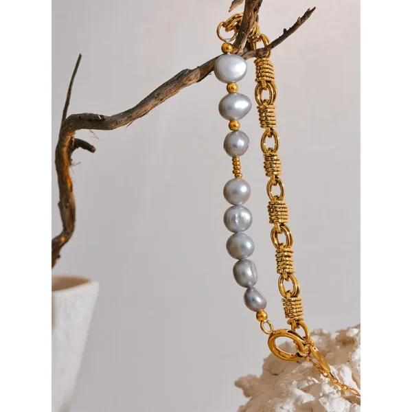 Pulseira Dupla Pérola Cinza Metal Banho em Ouro 18k - Imagem 2
