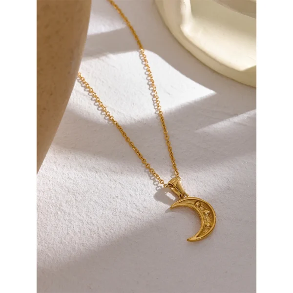 Colar Meia Lua Banho em Ouro 18k - Imagem 2