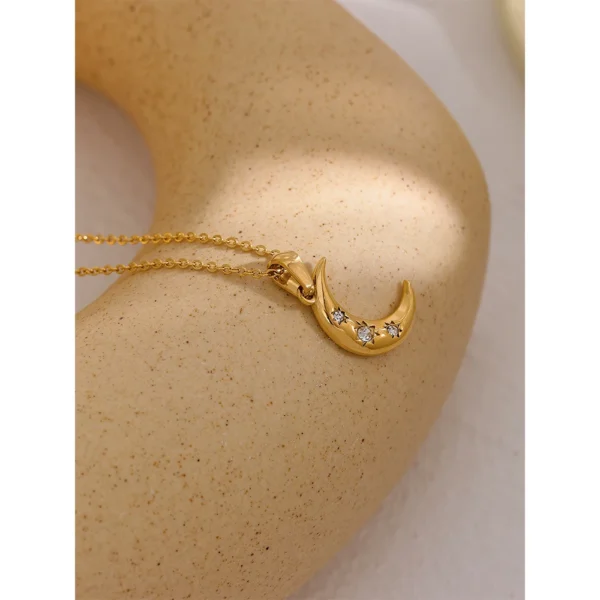Colar Meia Lua Banho em Ouro 18k - Imagem 3