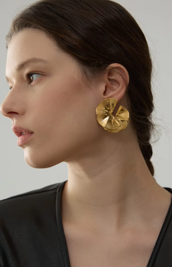 Brinco Chic Flor Banho em Ouro 18k - Imagem 3