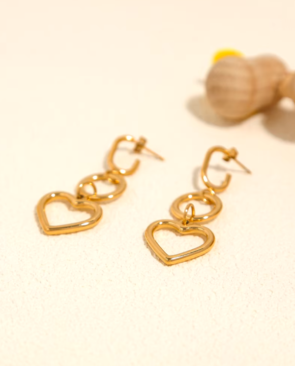 Brinco Coração Vazado Banho em Ouro 18k - Imagem 2