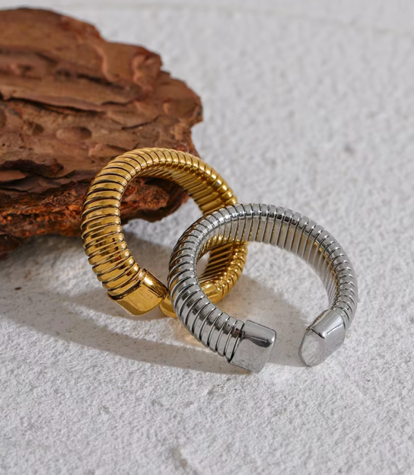 Anel Ajustável Textura Elástica Banho em Ouro 18k - Imagem 2