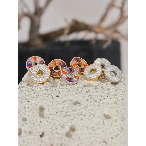 Brinco Redondo Zircônias Banho em Ouro 18k - Imagem 2