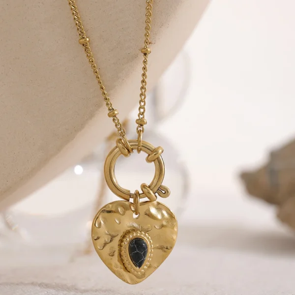 Colar Coração Ônix Banho em Ouro 18k