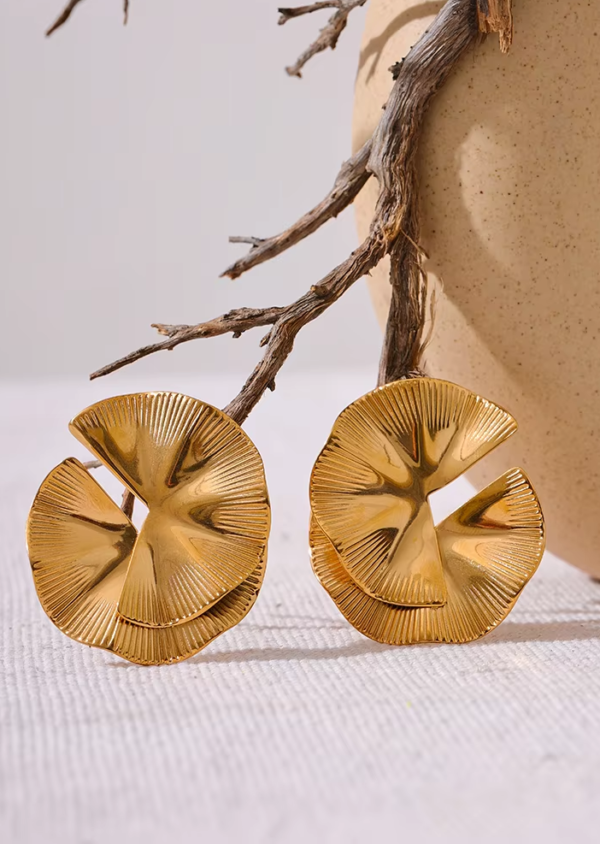 Brinco Chic Flor Banho em Ouro 18k - Imagem 2