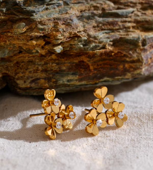 Brinco Three Flowers Banho em Ouro 18k - Imagem 3