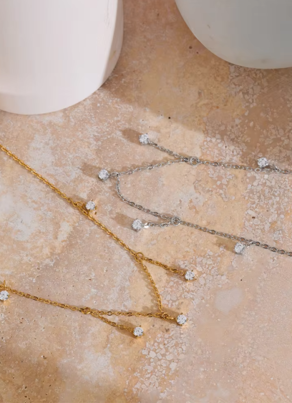 Colar Zircônias V Banho em Ouro 18k - Imagem 2