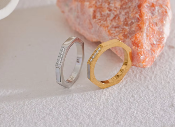 Anel Octo Strass Zircônia & Concha Natural Banho em Ouro 18k - Imagem 2